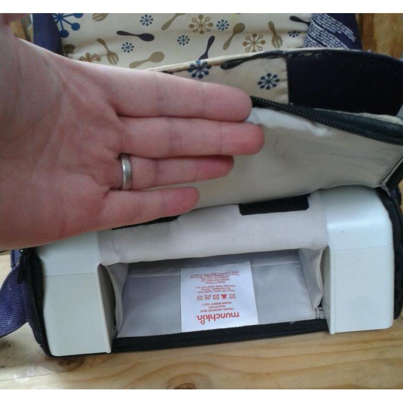 Munchkin Travel booster seat