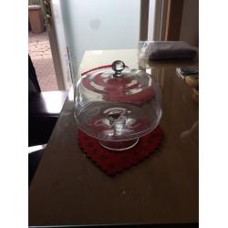 Cake stand with lid