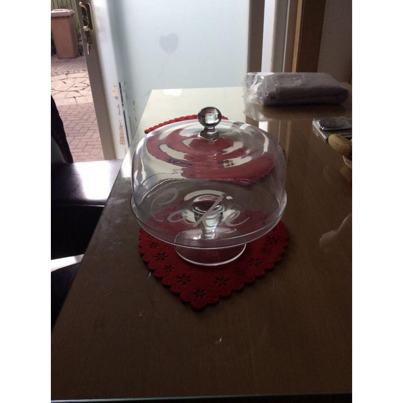 Cake stand with lid