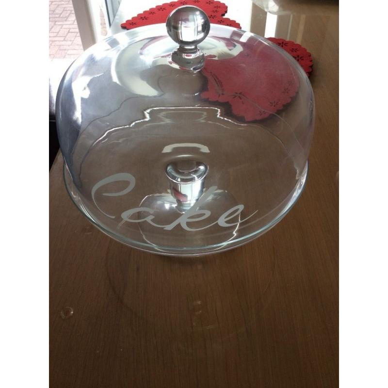 Cake stand with lid