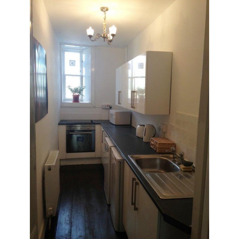 Beautiful double room available for rent in excellent West End location (G12 8JF) Hillhead