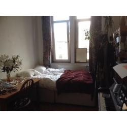 DOUBLE ROOM IN LOVELY WEST END FLAT