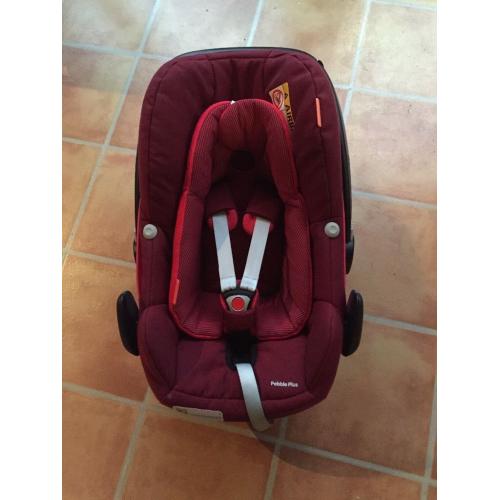 Maxi Cosi 2 way isofix base, barely used & Maxi Cosi Pebble Plus Car Seat
