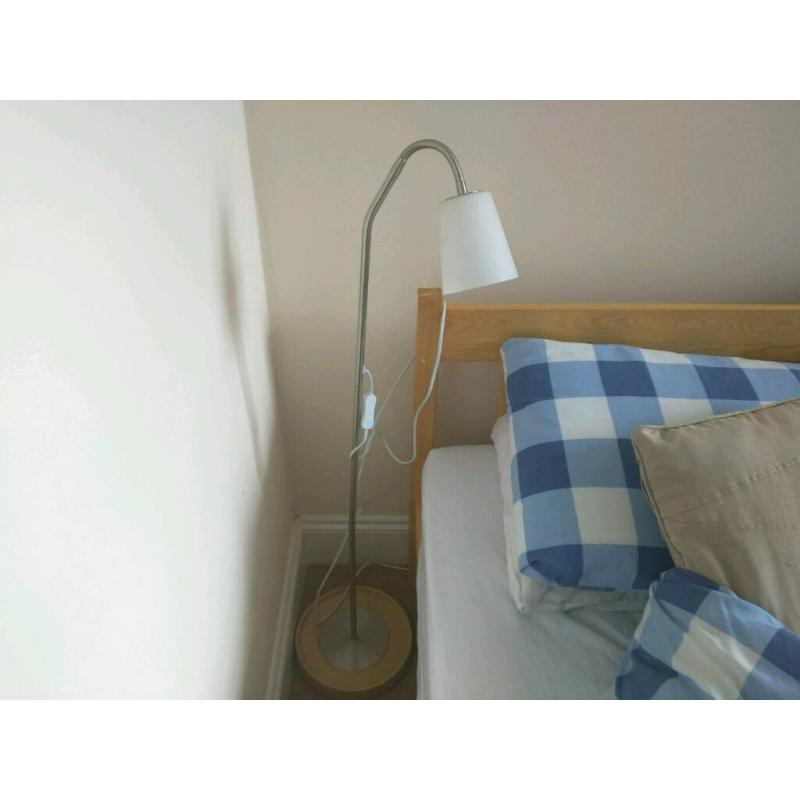 Adjustable floor lamp