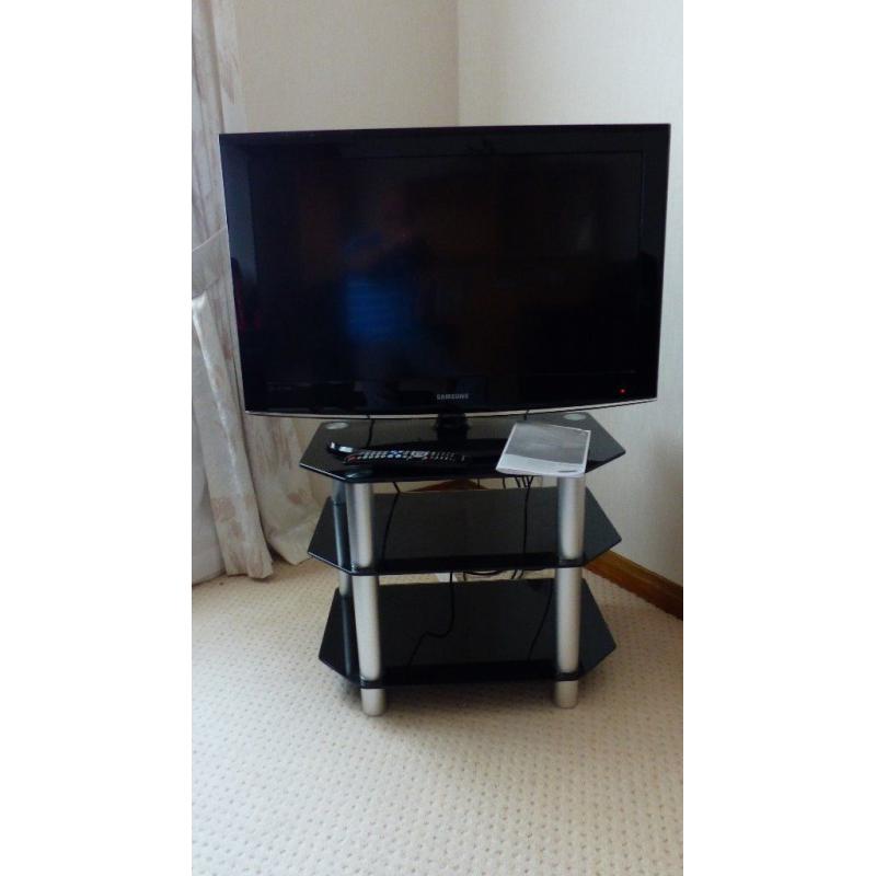Samsung LE32A457C1D 32" HD Ready LCD TV with Digital Freeview Glossy Black with matching stand