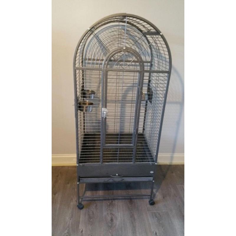 Liberta cortes parrot cage like new, comes with accessories