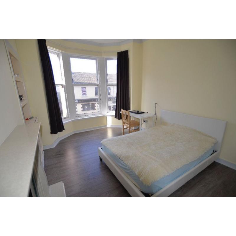 Large room for single male student / professional - Parkhead