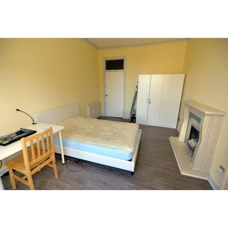 Large room for single male student / professional - Parkhead