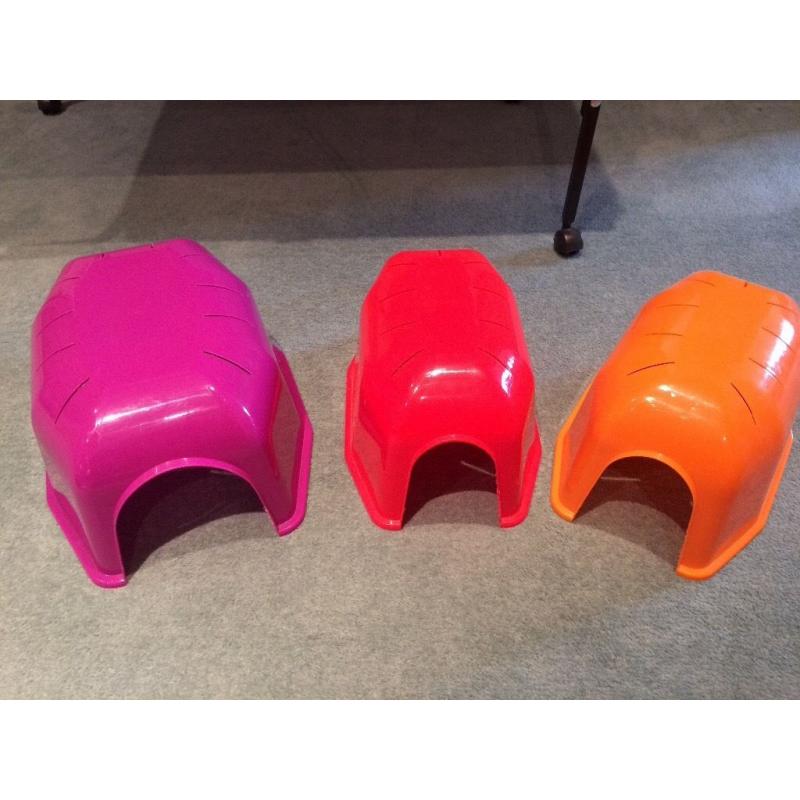 Guinea pig hutch plus 3 igloos