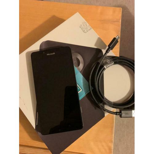 Nokia Lumia 950 - mint condition, with screen protector, charger & box!!