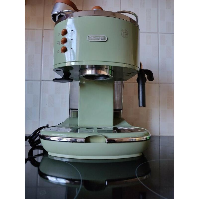 DeLonghi coffee machine Espresso/Cappuccino Maker in green, nearly new.