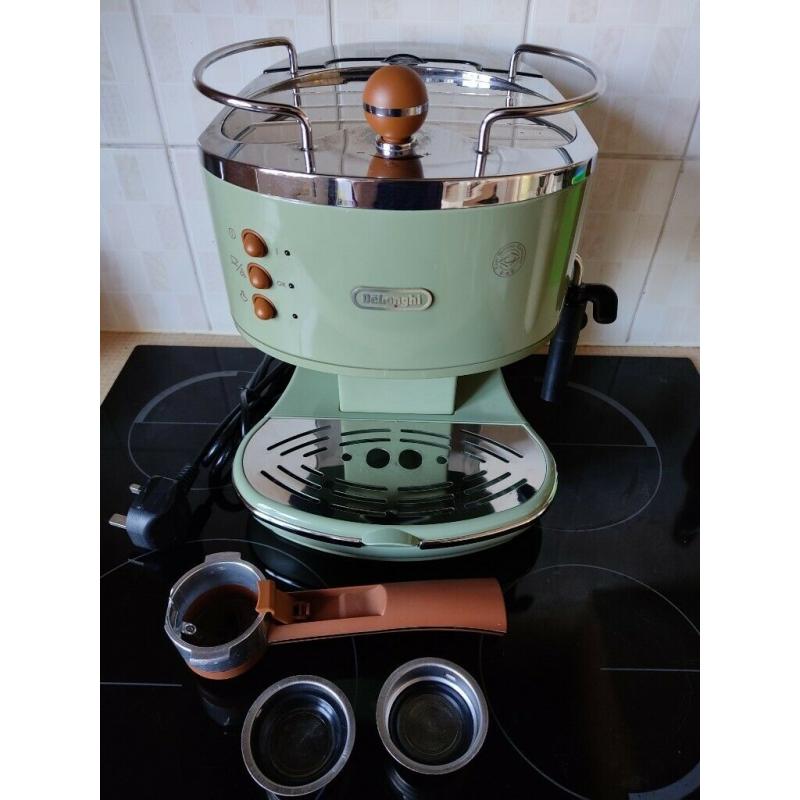 DeLonghi coffee machine Espresso/Cappuccino Maker in green, nearly new.