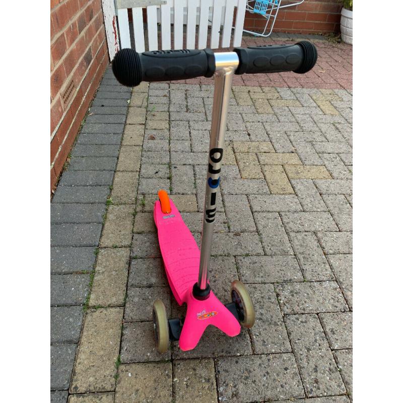 Mini Micro T-Bar 3-wheel scooter in pink