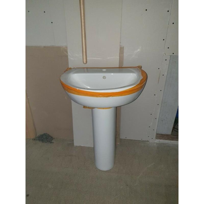 Pedestal basin sink