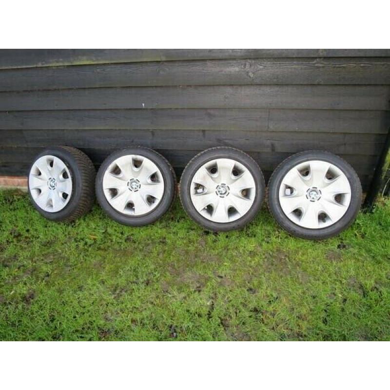 4 Goodyear Ultragrip winter tyres on steel wheels with covers for BMW series 1