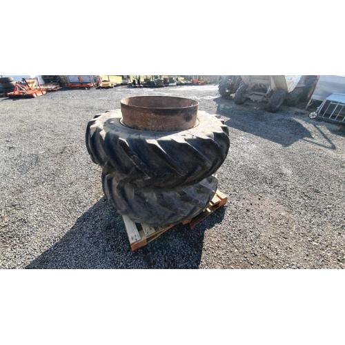 Pair of tractor stock dual wheels 16.9 x 14 x28 inc clamps