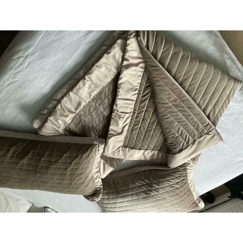 Way fair throw and pillowcases