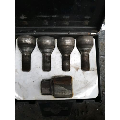 Vectra c locking wheel stud set