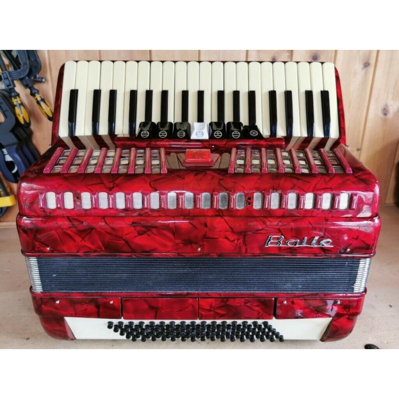 Baile, 3 Voice, 80 Bass, Piano Accordion. Online Lessons Available.