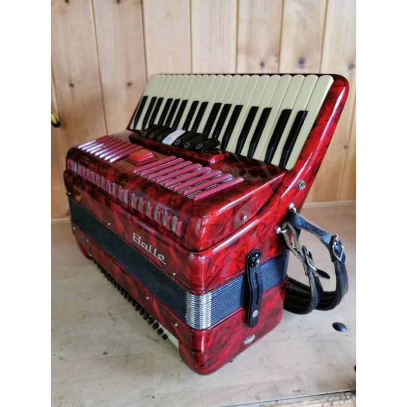 Baile, 3 Voice, 80 Bass, Piano Accordion. Online Lessons Available.