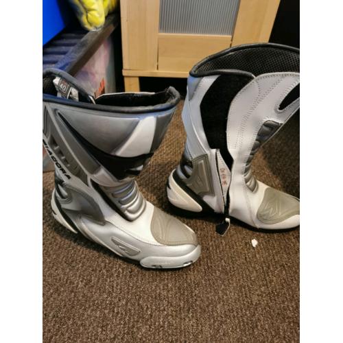 Crosser boots