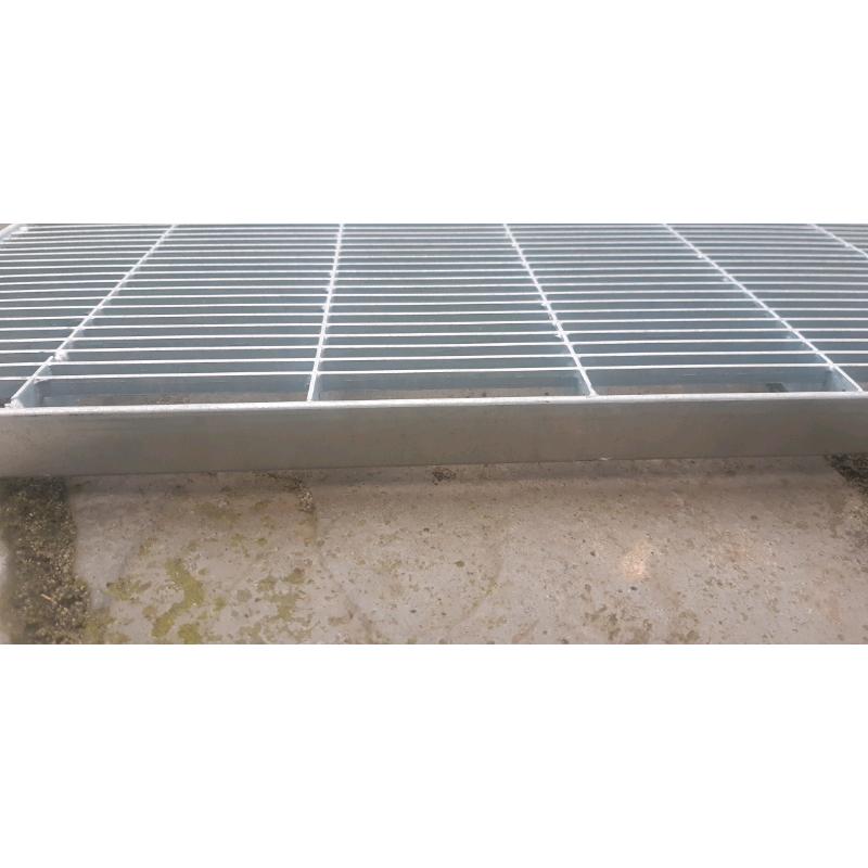 Cattle grate type covers