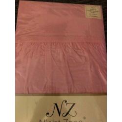 Double fitted valance in pink