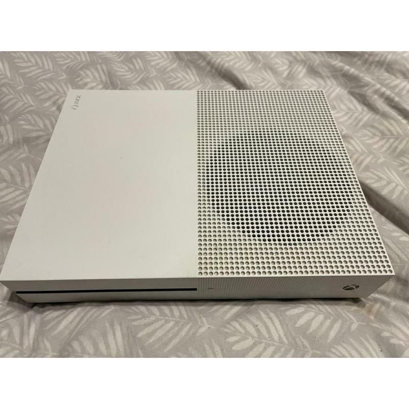 Xbox one S 2tb plus 5 games