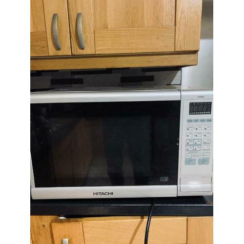 Large Hitachi 900w microwave
