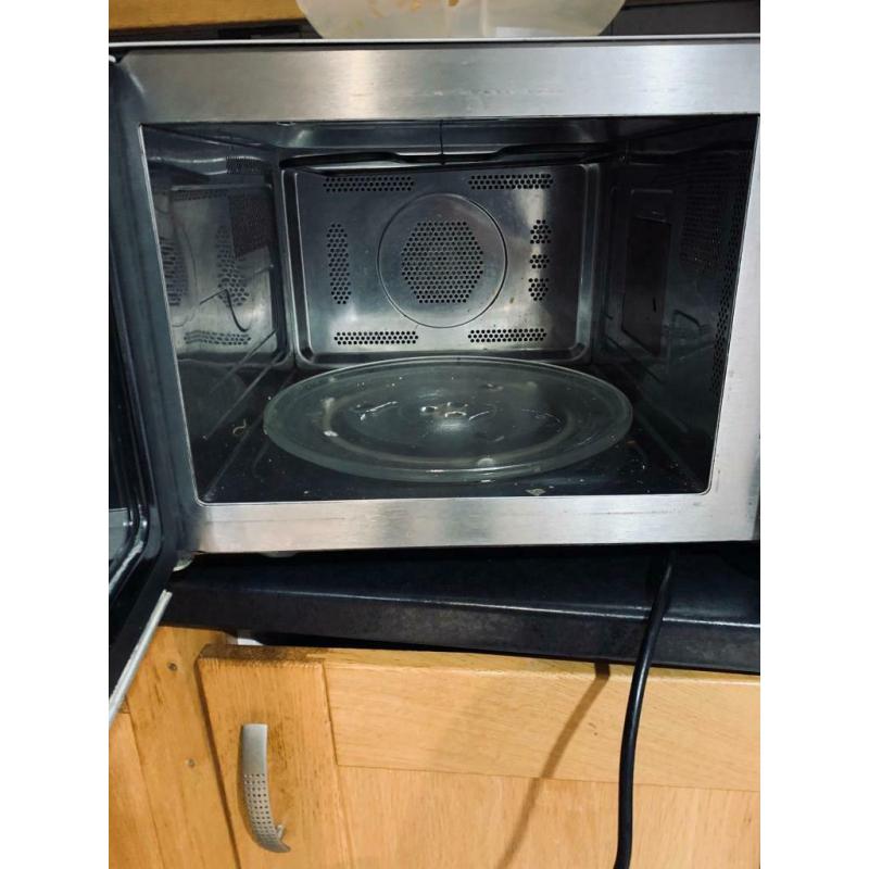 Large Hitachi 900w microwave