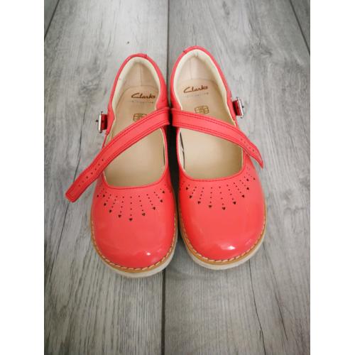 Clarks girls salmon pink patent shoes size 13F with great condition