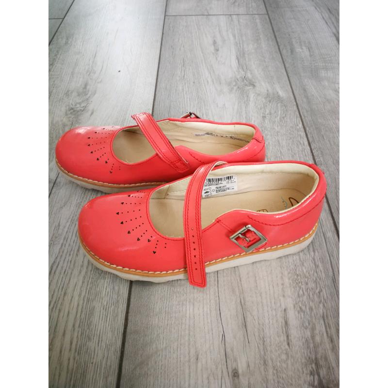 Clarks girls salmon pink patent shoes size 13F with great condition