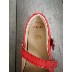 Clarks girls salmon pink patent shoes size 13F with great condition