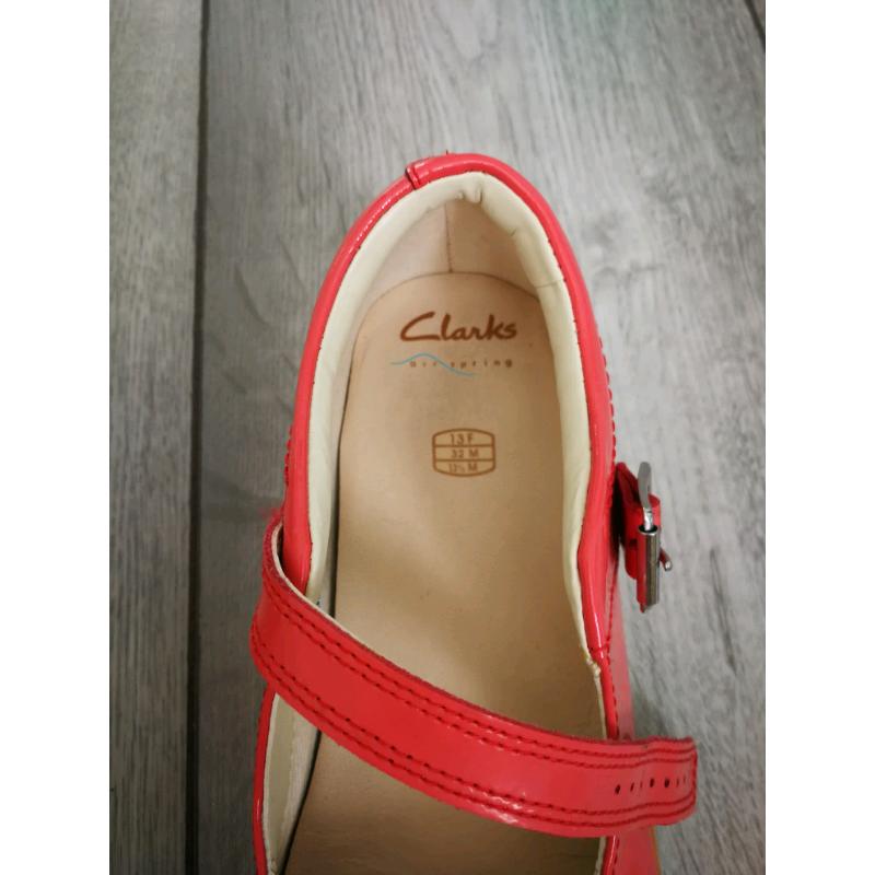 Clarks girls salmon pink patent shoes size 13F with great condition