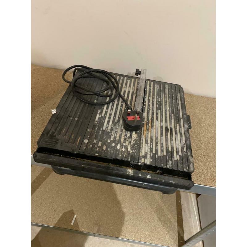 Tile cutter